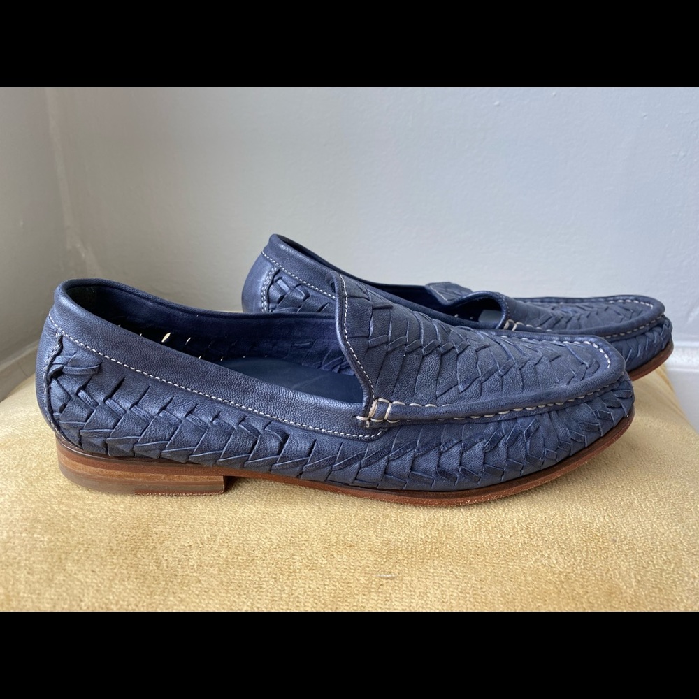 Men’s woven leather loafer in navy. Size 8.5.